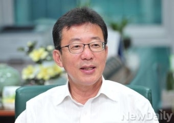 '정치 신인' 홍철호가 바라본 [놀고먹는 국회의원]