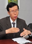 [포토] 뉴데일리와 인터뷰하는 한변 김태훈 변호사