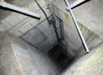 [판교 공연장 참사] 사고 환풍구 한명만 올라서도 휘청휘청