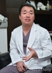 [포토] 인터뷰하는 글로리서울안과 구오섭 원장