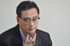 [포토] 인터뷰 진행하는 4·29 관악을 변희재 후보