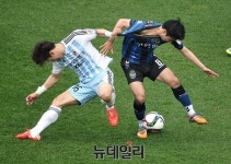 [포토] 격렬한 몸싸움 하는 인천 안진범과 현대 김태환 선수
