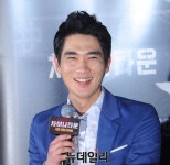 [포토] 차이나타운 영화 속 카리스마 엄태구 반전 미소