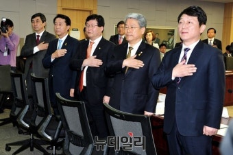 [포토] 국민의례하는 새정치민주연합 원내대표 후보들