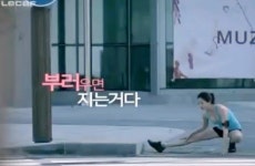 김사랑, 과거 CF서 가슴골 드러내며 부러우면 지는 거다?