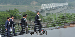 [포토] 임진각 전망대 오르는 새정치민주연합 지도부