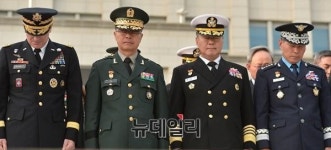 [포토] 고개숙여 묵념하는 주한 미사령관-육해공 참모총장