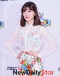 아이유, 씨스루 의상 입고 위풍당당한 모습 사랑하면 예뻐진다는데..