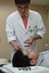 [포토] 말초성 안면마비 환자 시술하는 강중원 교수