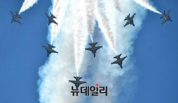 [포토] 고난도 곡예비행 선보이는 블랙이글팀