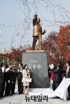 [포토] 장막 벗은 안중근 의사 동상