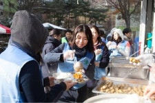 녹십자 신입사원, 여럿이 함께 푸드뱅크서 봉사활동