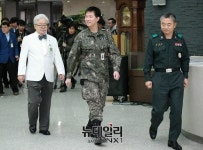 北지뢰에 다리 잃은 김 하사, 퇴원…걸을 수 있어 기뻐