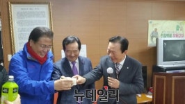 험지 출마 들썩... 박진, 종로 경로당서 정세균과 조우