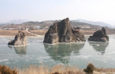 남한강 물길에 꽁꽁 얼어붙은 도담삼봉