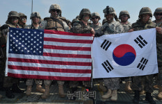 [포토] 손잡은 한미 공병대대 같이갑시다