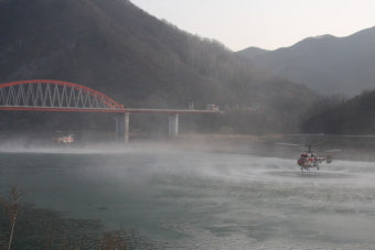 [포토] 물을 퍼올리기에 바쁜 산림청 산불진화 헬기