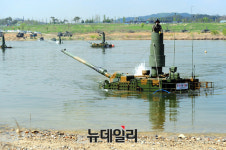 [영상] 육군 최신예 K-2 흑표전차 잠수도하