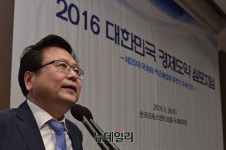 [포토] 경제도약 심포지엄 주제발표하는 현진권 원장