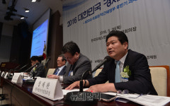 [포토] 경제도약 심포지엄, 토론하는 장재완 협회장
