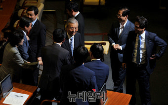 [포토] 교섭단체 대표 연설 끝내고 인사 나누는 김종인