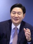 [편의점 삼국지] 직원을 가족처럼 허연수 대표… GS25, 현장 경영 好好