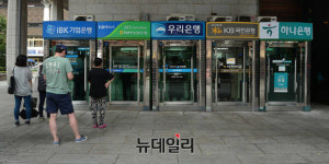 시중은행, 현금입출금기 수수료 인상했지만 수익 줄어