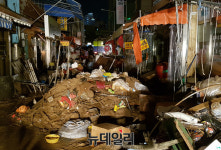 [포토] 태풍으로 아수라장 된 울산 태화종합시장