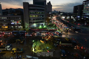 [포토] 석촌역사거리 상수도관 파열, 복구작업중...교통체증 발생