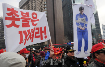 [포토] 대통령 탄핵 반대집회에 등장한 손석희 사진