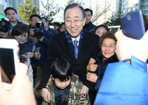 [포토] 주민들과 사진촬영하는 반기문 전 유엔사무총장