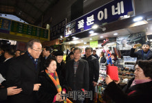 [포토] 국제시장 꽃분이네 찾은 반기문 전 유엔 사무총장