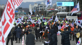 [포토] 춘천 김진태 의원 집앞에서 만난 태극기-떼촛불