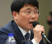 도태구여의도합동법률사무소 | [포토] 질의에 답하는 도태우 변호사