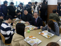 윤여표 충북대 총장 “우리 학생들 식사 한 끼 합시다”