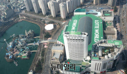 [영상] 그랜드오픈 앞두고 베일 벗은 롯데월드타워