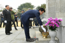 [포토] 국립서울현충원 무명용사탑 찾은 김진태