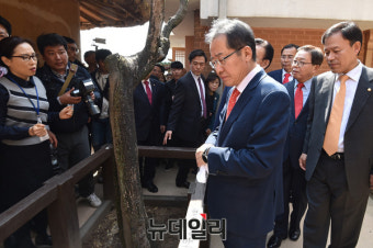 [포토] 박정희 전 대통령 생가 둘러보는 홍준표 대선후보