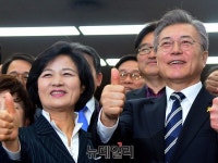 [포토] 더불어민주당 의원총회, 엄지세운 추미애-문재인