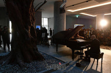 [포토] 시그널음악 연주하는 유키 구라모토