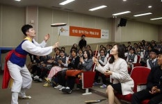 한화, 장애인의 날 맞아 장애청년 국악연주단 땀띠 공연
