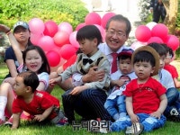 [포토] 어린이날, 아이들과 미소짓는 홍준표