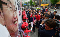 [포토] 대전 으능정이 거리 찾은 홍준표