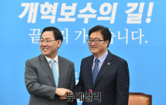 [포토] 악수 나누는 주호영-우원식