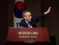 [포토] 뉴데일리 심포지엄, 주제발표하는 박기성 교수