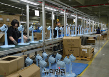 [르포]  20초마다 선풍기 1대 뚝딱… 신일산업 천안공장 풀가동