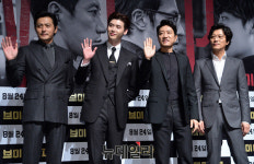 [포토] 영화 브이아이피, 손 흔드는 훈남 4인방