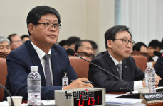 [포토] 답변하는 김재홍 대한무역투자진흥공사 사장