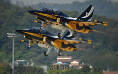 [포토] 동시 이륙하는 블랙이글