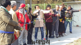 “한국의 활 굿” 청주 남일국궁장 찾은 외국인들 ‘환호’